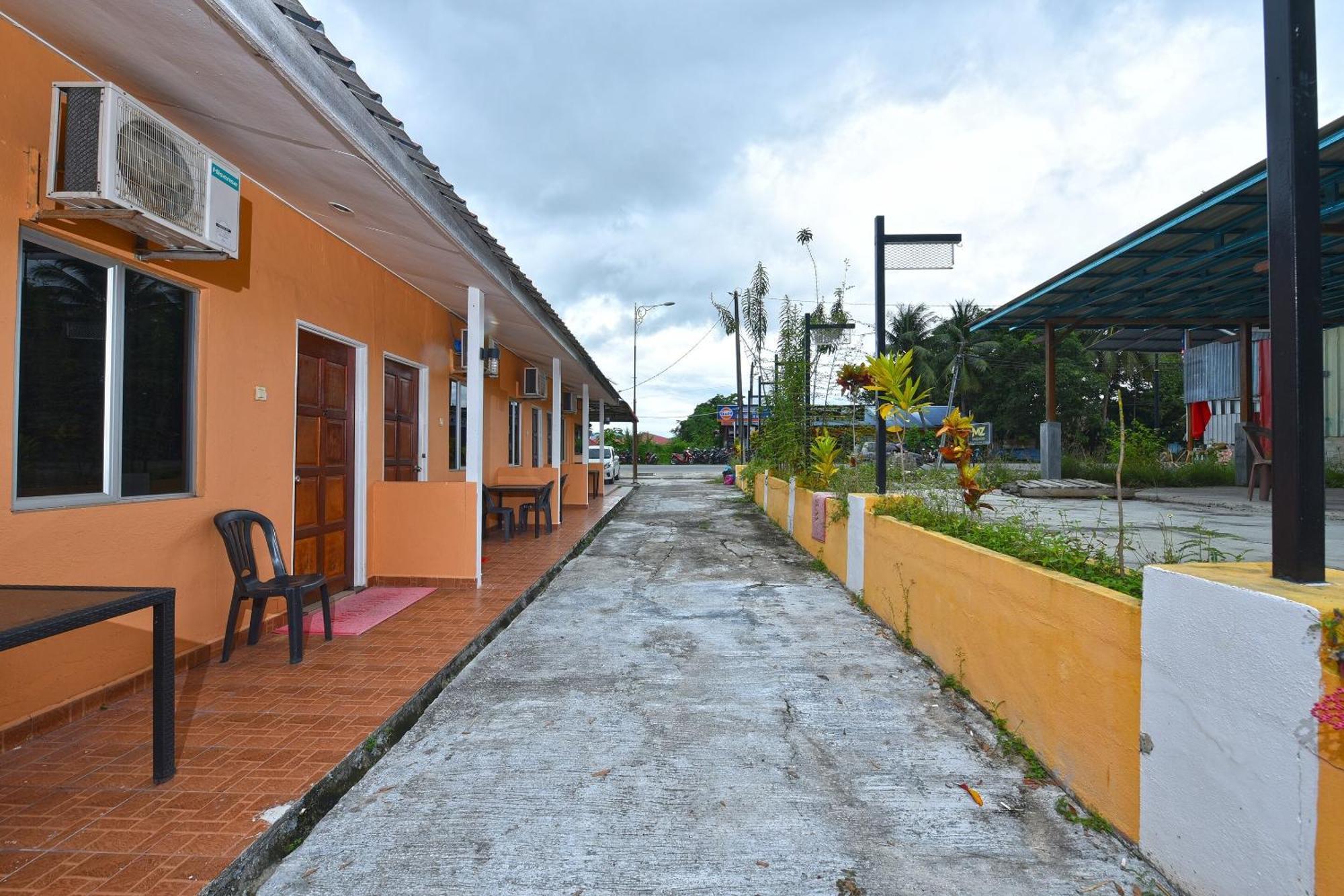 Oyo 90561 Awan Biru Motel Pantai Cenang  Extérieur photo