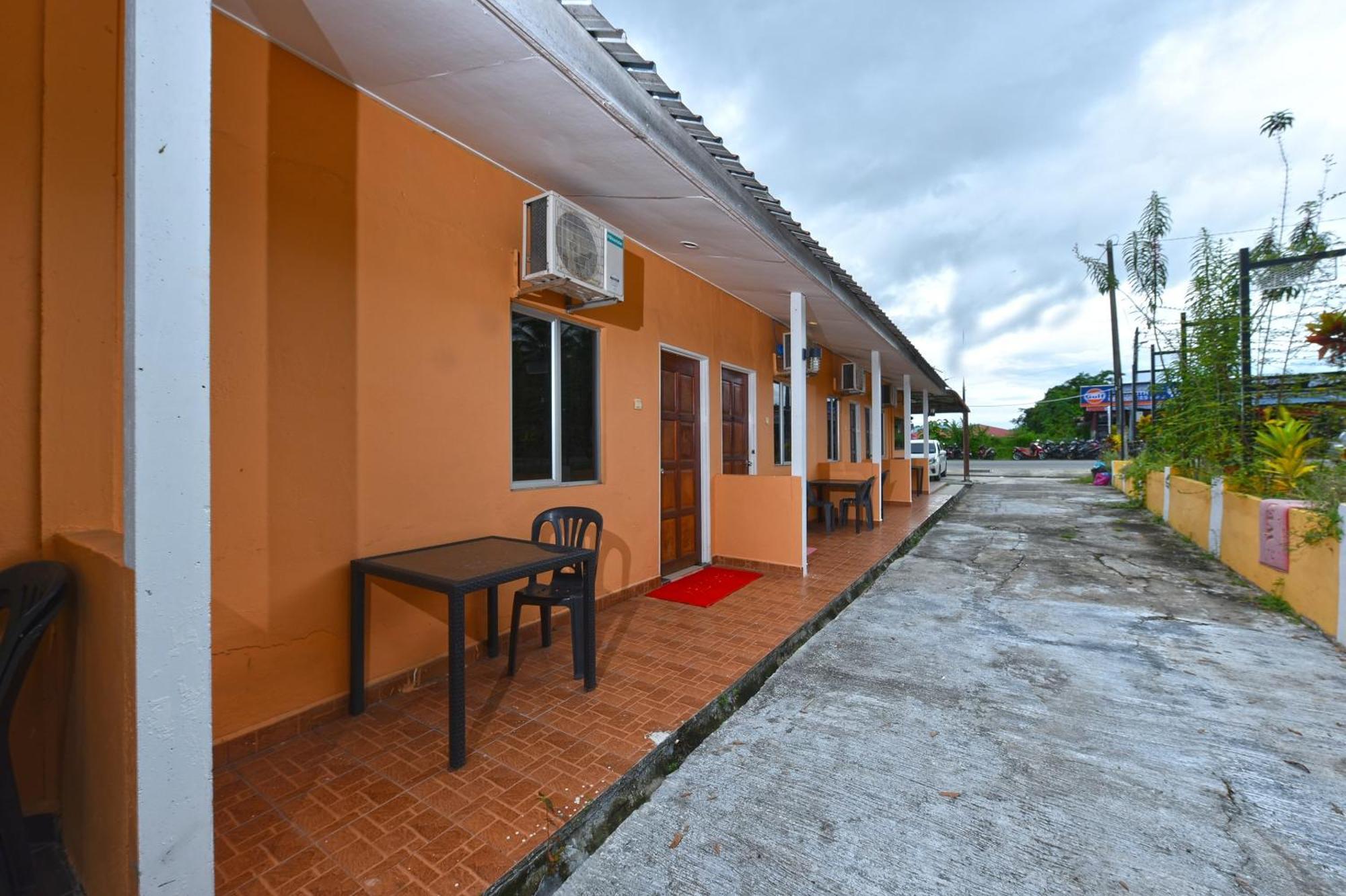 Oyo 90561 Awan Biru Motel Pantai Cenang  Extérieur photo