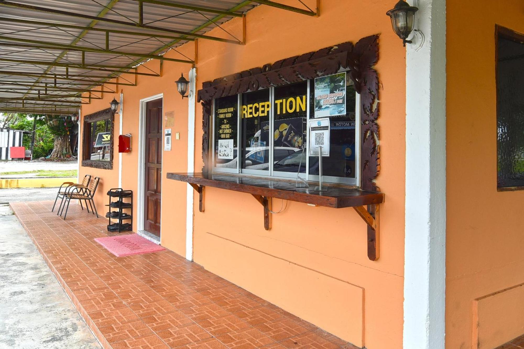 Oyo 90561 Awan Biru Motel Pantai Cenang  Extérieur photo