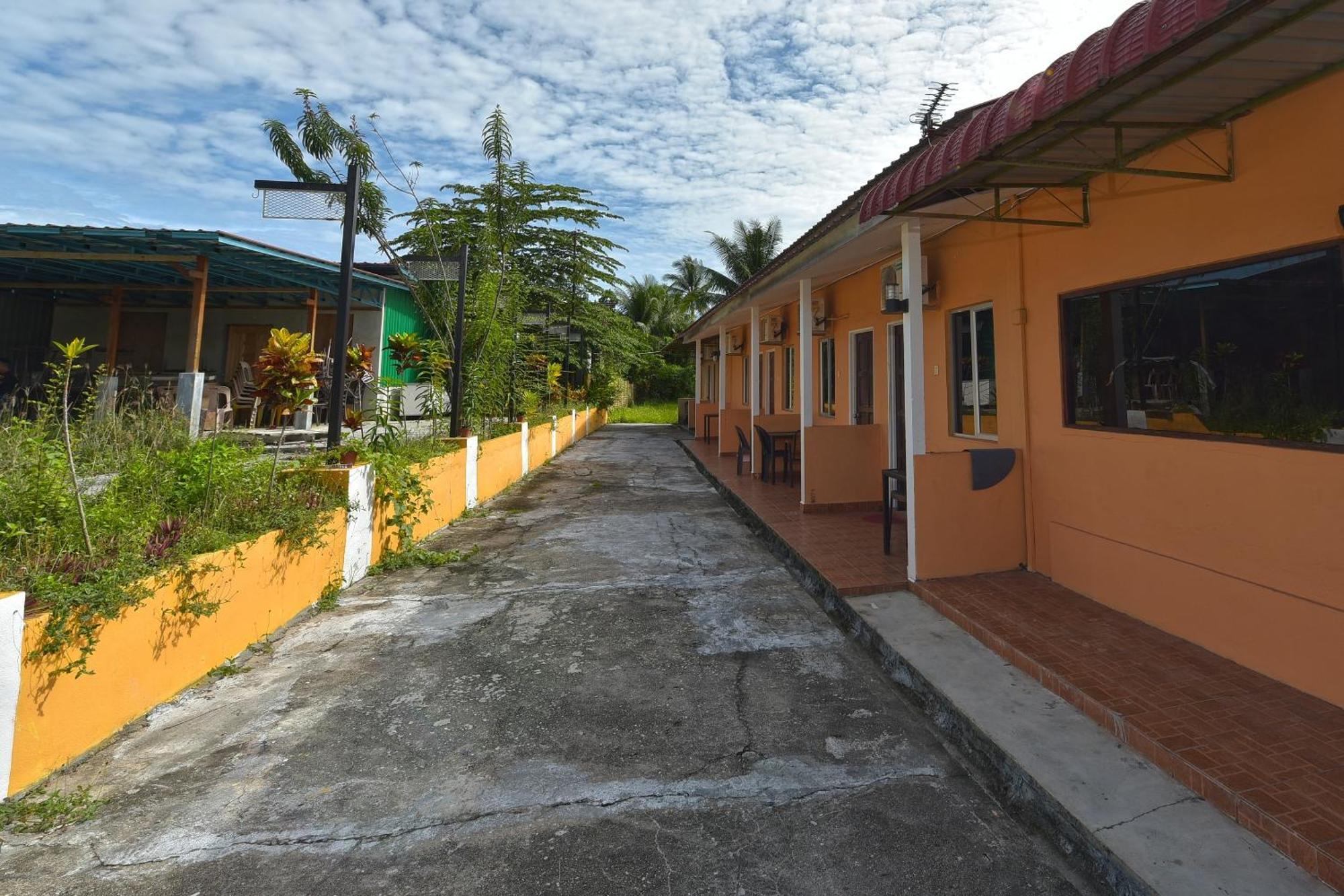 Oyo 90561 Awan Biru Motel Pantai Cenang  Extérieur photo